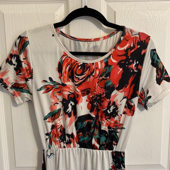 Ladies flowing floral midi dress with pockets. Soft material size small EUC - Picture 5 of 7